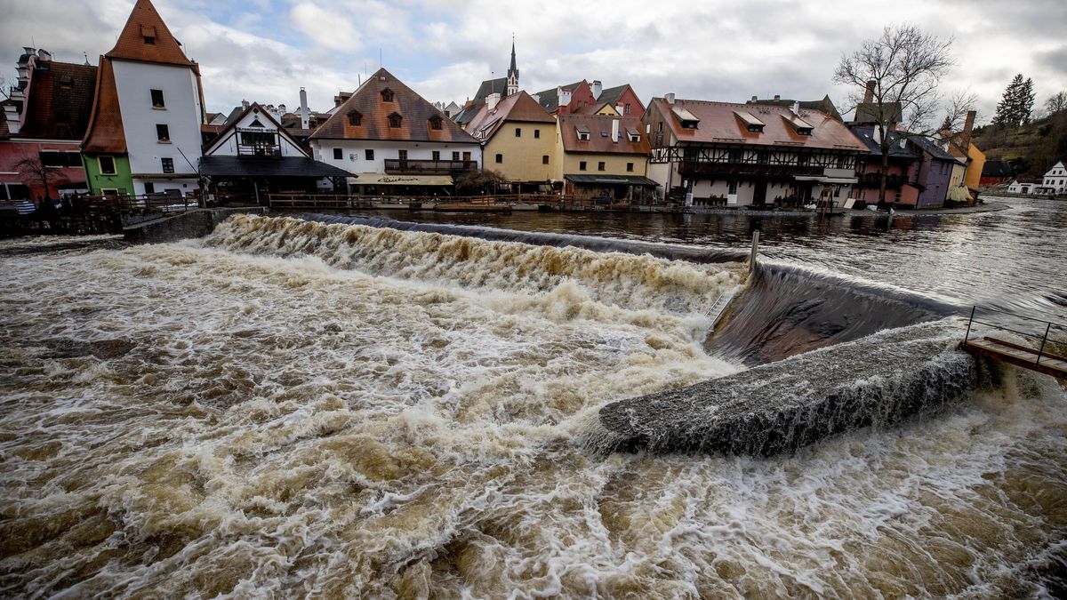 Fotky: Český Krumlov se proměnil v Benátky. Městem se žene velká voda